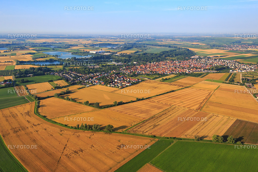 Ortsansicht vor dem Gimbsheimer Altrhein aus Norden | Luftbild: Ortsansicht vor dem Gimbsheimer Altrhein aus Norden in Gimbsheim im Bundesland Rheinland-Pfalz in Deutschland. Foto: IMG_091356.jpg vom 07.07.2016 durch Werner Riehm/FLY-FOTO.de - Realisiert mit Pictrs.com