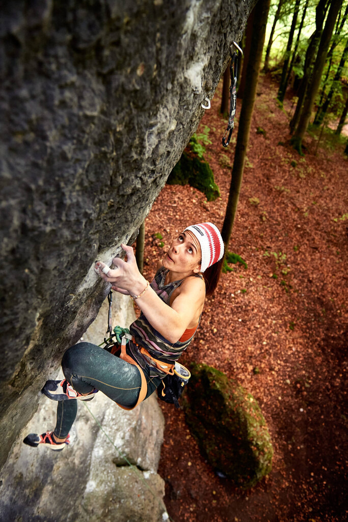 CS-211017-1778-1 | Franzi klettert Headcrash (10+/11-) am Wasserstein im Gößweinsteiner Gebiet