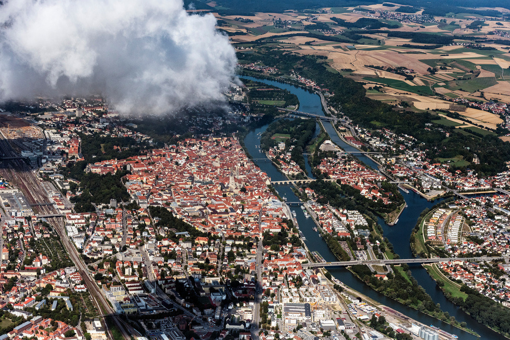 dr__0030940.jpg | REGENSBURG 01.08.2019 Eine Wolke über dem Stadtgebiet mit Außenbezirken und Innenstadtbereich in Regensburg im Bundesland Bayern, Deutschland. // City area with outside districts and inner city area in Regensburg in the state Bavaria, Germany. Foto: Daniel Reiter