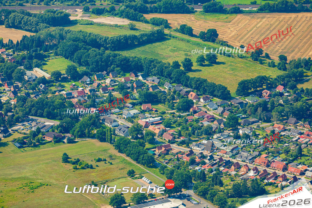 Schrägluftbild  Wöbbeliner Straße  Ludwigslust - Das Luftbild wurde 2025 vom UL-Flugzeug heraus erstellt (ohne Drohne- keine Drohnenaufnahme ) - Hochauflösende Luftaufnahme -Nicht vergleichbar mit Google Maps oder Satelittenbilder- Die Geschenkidee !Mit Lizenz und Bildrechte bestellbar