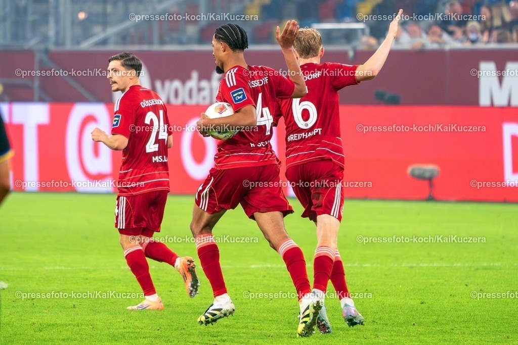 xKKU17102501025 | 17.10.2025, xKKUx, Fußball, Fortuna Düsseldorf - Eintracht Braunschweig, 2. Fußball Bundesliga, Merkur Spiel-Arena, Saison 2025 2026: Anschlusstreffer zum 1:2 durch Torschütze Kenneth Schmidt&nbsp;(Fortuna Düsseldorf #04) Torjubel  DFB regulations prohibit any use of photographs as image sequences and or quasi-video.