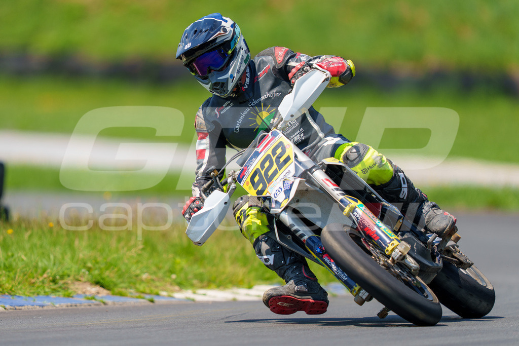 G-Cup + Supermoto Staatsmeisterschaft + Hungarian Supermoto Championship | GRIPcapture steht für authentische Sportfotografie in Österreich – für Momente, die mehr sind als Geschwindigkeit oder Ergebnis. Es geht um Emotion, Spannung, Fokus und den Augenblick, der oft nur einen Wimpernschlag dauert.Ob Motorsport, Teamsport oder 