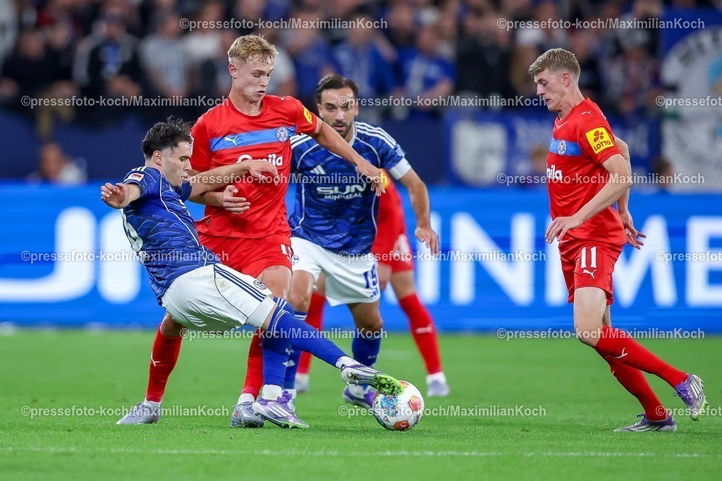 S0413092501057 | 13.09.2025, Fußball, FC Schalke 04 - Holstein Kiel, 5.Spieltag, 2. Fußball Bundesliga, Veltins-Arena Gelsenkirchen, Saison 2025 2026: Kasper Davidsen (Holstein Kiel #15) im Zweikampf gegen  Soufiane El-Faouzi (Schalke04 #23) DFB regulations prohibit any use of photographs as image sequences and or quasi-video.