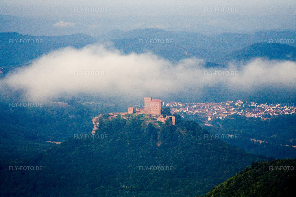 Luftbild: Burganlage der Burg Trifels in Annweiler am Trifels im Bundesland Rheinland-Pfalz in Deutschland. Foto: IMG_12029_1.jpg vom 31.07.2008 durch Werner Riehm/FLY-FOTO.de
