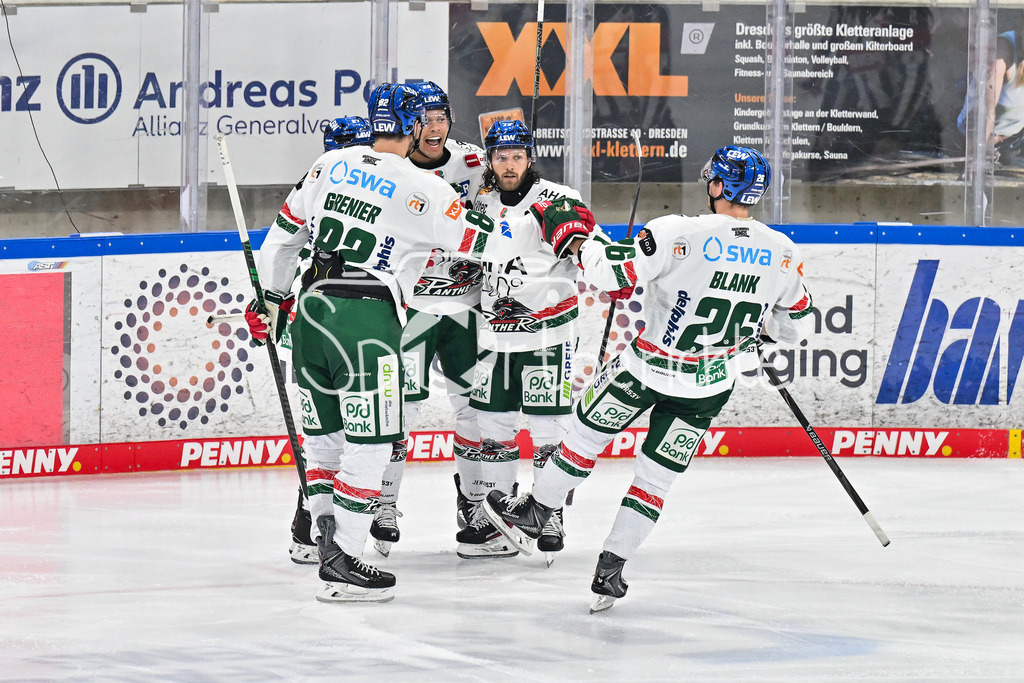 Dresdener Eislöwen - Augsburger Panther | Jubel der Gäste nach dem Treffer zum 0-4 durch Madison BOWEY (Augsburger Panther 22) / Tor / Torschuetze / Freude / Happy / DEL: Dresdener Eislöwen - Augsburger Panther; Joynext-Arena am 05.10.2025