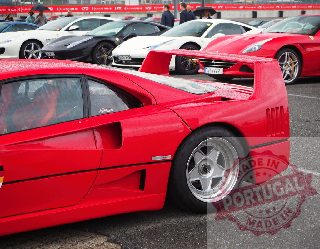 Red Ferrari F40 at supercar owner meeting event | Red Ferrari F40 sports car with other luxury automobiles at an outdoor event - Realisiert mit Pictrs.com