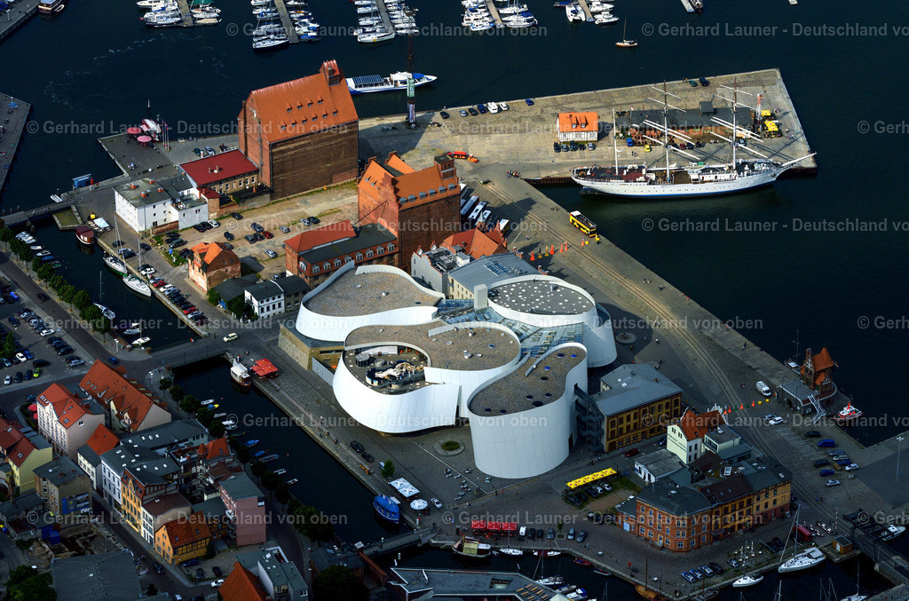 3292138 | STRALSUND 2012 Hafeninsel mit dem Ozeaneum Meereskunde- Museum der OZEANEUM Stralsund GmbH an der Hafenstraße in der Hansestadt Stralsund in Mecklenburg - Vorpommern. Weiterführende Informationen bei: Behnisch Architekten GmbH,  Hansestadt Stralsund,  OZEANEUM Stralsund GmbH,  Schweitzer GmbH - Beratende Ingenieure,  Stadtmarketings Stralsund e.V.. // Harbor island by Ozeaneum Oceanographic Museum in Stralsund in Mecklenburg - Western Pomerania. Further information at: Behnisch Architekten GmbH,  Hansestadt Stralsund,  OZEANEUM Stralsund GmbH,  Schweitzer GmbH - Beratende Ingenieure,  Stadtmarketings Stralsund e.V.. Foto: Gerhard Launer
