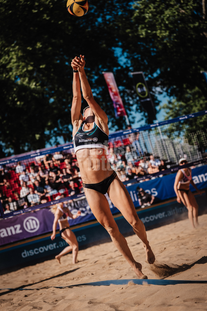 Beachvolleyball | Frauen | Allianz German Beach Tour 2025 | Tourstop Düsseldorf | 09.05.2025 | Sophie Sarnighausen spielt den Ball
