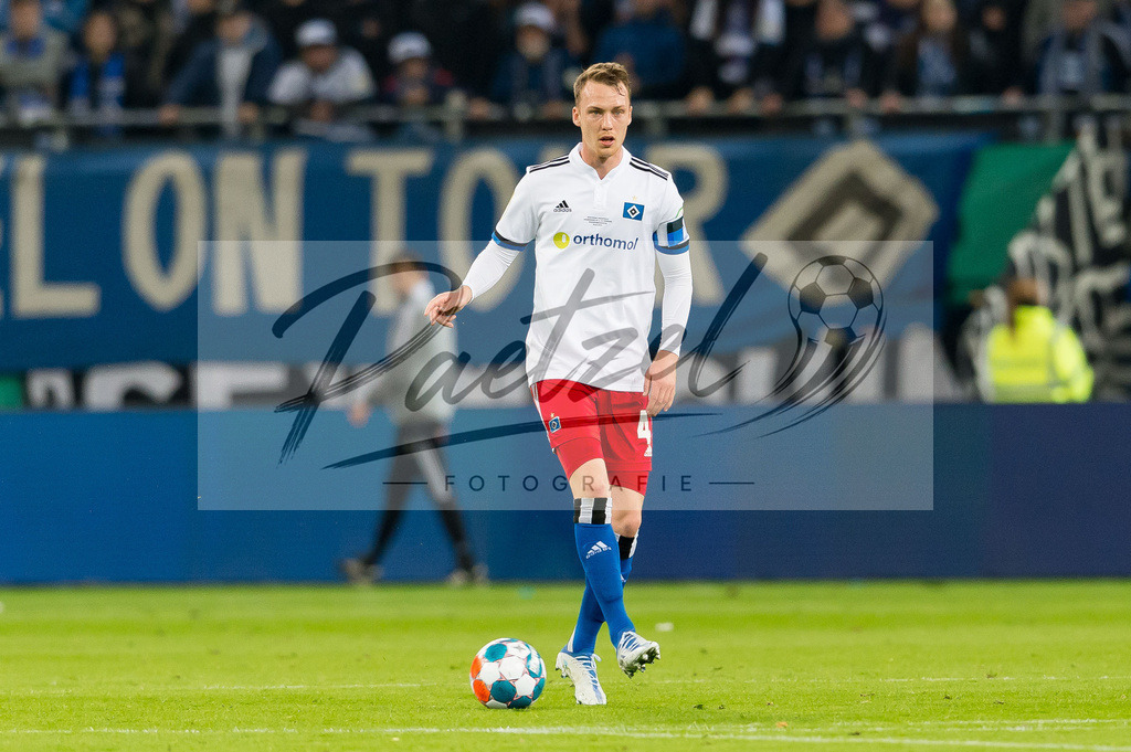 HSVSCF20220419_330 | Fussball, Herren: Sebastian Schonlau (Hamburger SV) in Aktion, am Ball, Einzelaktion beim DFB-Pokal-Halbfinalspiel zwischen Hamburger SV und SC Freiburg im Volksparkstadion am 19.04.2022 in Hamburg, Deutschland.DFB / DFL REGULATIONS PROHIBIT ANY USE OF PHOTOGRAPHS AS IMAGE SEQUENCES AND/OR QUASI-VIDEO. - Realisiert mit Pictrs.com