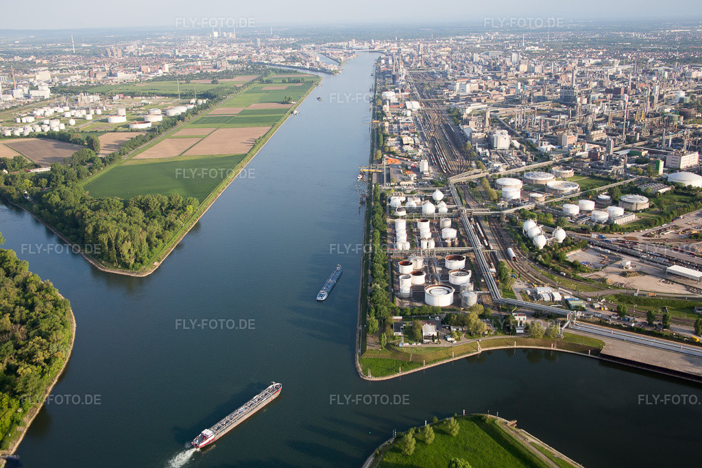 Luftbild: BASF am Landeshafen Nord im Ortsteil BASF in Ludwigshafen im Bundesland Rheinland-Pfalz in Deutschland. Foto: IMG_088240.jpg vom 09.05.2016 durch Werner Riehm/FLY-FOTO.de