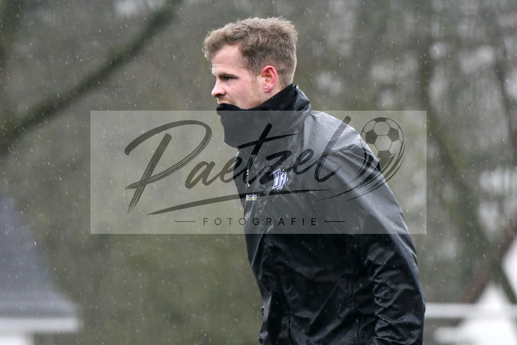 20200213_TRAOSN_0007 | Fussball, Herren: Joost van Aken (VfL Osnabrueck) schaut waehrend der Trainingseinheit des VfL Osnabrueck im Sportpark Illoshoehe am 13.02.2020 in Osnabrueck, Deutschland. - Realisiert mit Pictrs.com