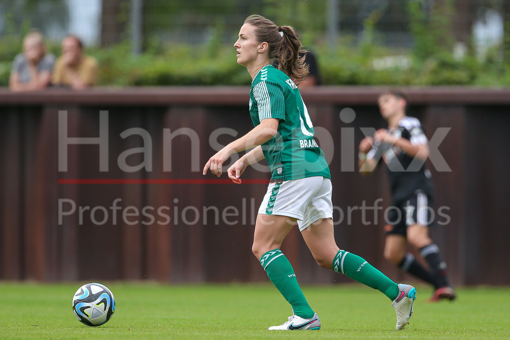 Fussball, Testspiel Frauen, SV Werder Bremen - TSV Pansdorf (U 19-Junioren) | v.li.: Michaela Brandenburg (SV Werder Bremen, 14) am Ball, Einzelbild, Ganzkörper, Aktion, Action, Spielszene