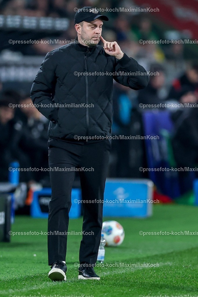 BMG28112501032 | 28.11.2025, Fußball, Borussia Mönchengladbach - RB Leipzig, 1. Fußball Bundesliga, 12.Spieltag, Borussia-Park, Saison 2025 2026: Cheftrainer Ole Werner (RB Leipzig #hc) gestikulierend am Spielfeldrand  DFB regulations prohibit any use of photographs as image sequences and or quasi-video.