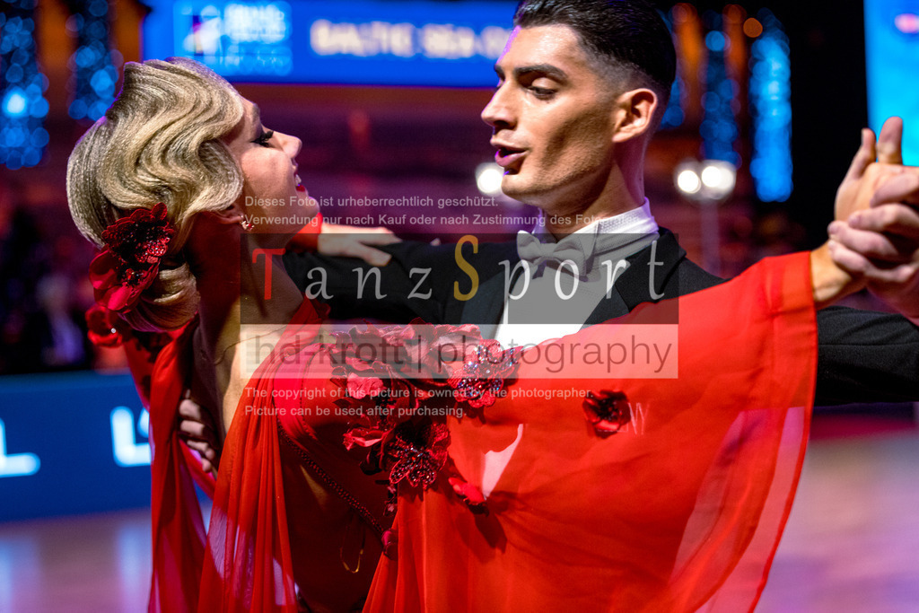 20251212_WDSF_World_Ch_Cup_RS-Std_0742-2 | Tanzsportbilder, Standardtanz, Lateintanz, WDSF, DTV, LTVB, dancecomp, goc, hessen tanzt, blaues band der spree, walzer, tango, wiener walzer, slowfox, quickstepp, samba, rumba, cha-cha-cha, paso doble. jive, hd-kroft photography, turniertanzsport