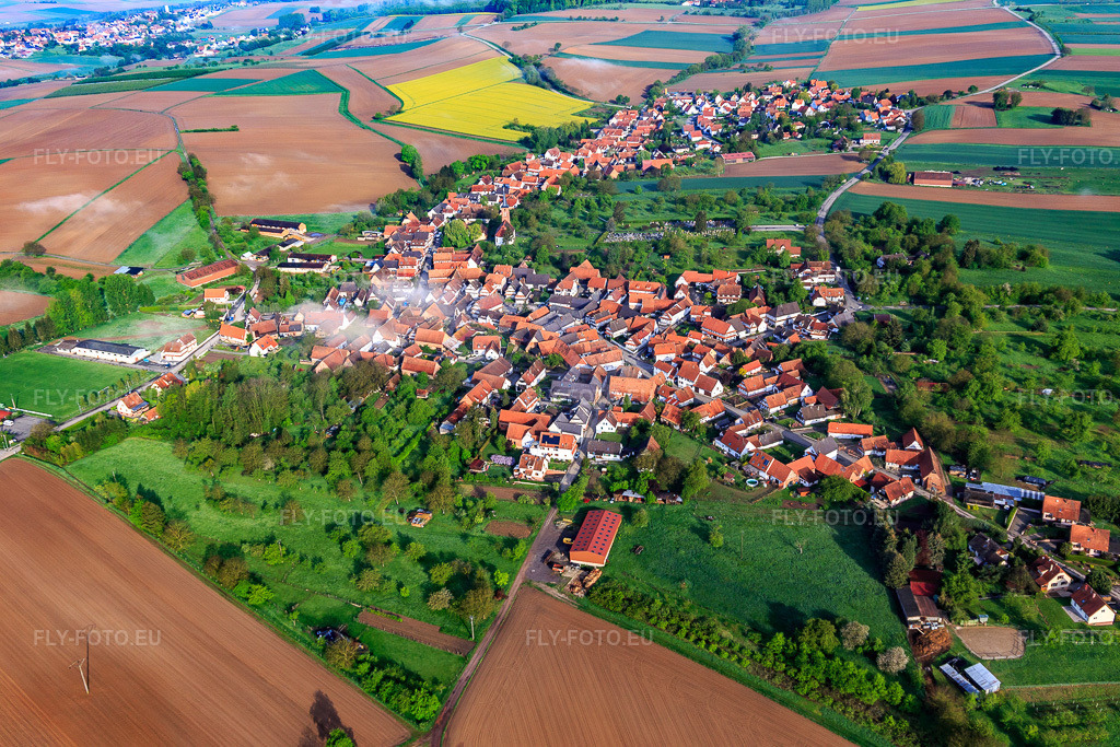 Vue aérienne: Vue d'ensemble du village depuis l'est à Hunspach dans le département Bas Rhin, France.Photo: IMG_113828.jpg prise le 29/04/2019 par Werner Riehm/FLY-FOTO.euRésolution de l'original: 5472 x 3648 px