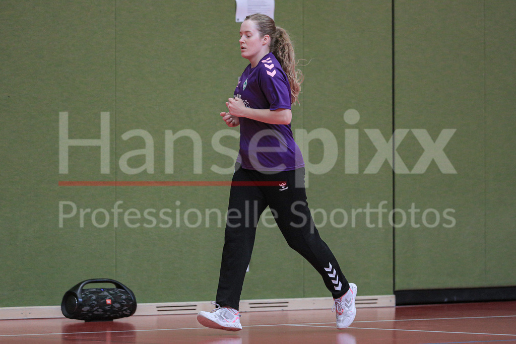 Handball, 2. Bundesliga Frauen, Training SV Werder Bremen | v.li.: Wioleta Pajak (Torhüterin, Torwart, SV Werder Bremen, 32) beim Warmlaufen