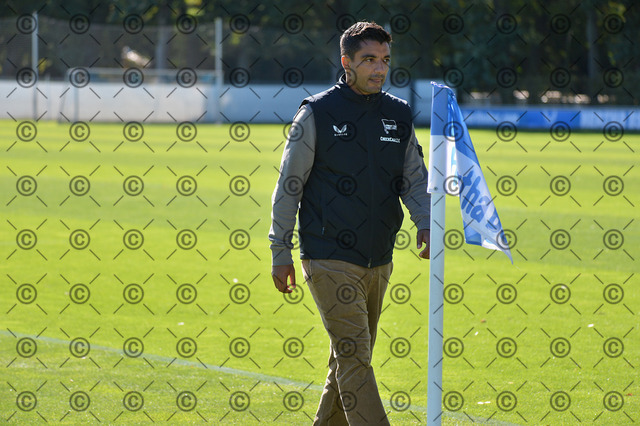 RGE_6008b | Hertha BSC, 2.Bundesliga, Herren, Training, Saison 2025/26, Sami Allagui ( Koordinator Sport ),  Foto:  Ralf Gebhardt - Realisiert mit Pictrs.com
