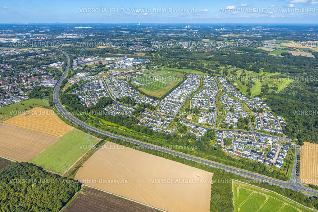 Dortmund240800317 | Luftbild, BVB 09 Borussia Dortmund Trainingszentrum an der Adi-Preißler-Allee, Fußballfelder, Wohnanlage Brackeler Feld Hohenbuschei, hinten der Golfplatz des Royal Saint Barbara's Dortmund Golf Club e.V., Brackel, Dortmund, Ruhrgebiet, Nordrhein-Westfalen, Deutschland