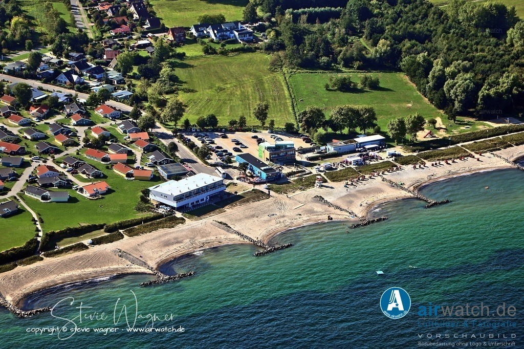 Luftbilder Schönhagen - Perfekt für Radtouren entlang der Küste | Ostseeküsten-Radweg: Perfekt für Radtouren entlang der Küste, vorbei an Wiesen, Wäldern und Buchten.Wassersport: Angeboten werden Segeln, Surfen, Stand-Up-Paddling, Kanufahren und Wasserski. Angler schätzen den Ort besonders in der kalten Jahreszeit – Dorsche und Meerforellen bis über fünf Kilo werden hier gefangen.Ferienanlage Schönhagen: Ideal für Gruppen, Schulklassen und Vereine. Mit 270 Betten, Sportangeboten (Beachvolleyball, Fußball, Tischtennis) und Programmen wie dem „Sport & Natur“-Angebot oder dem Fußball-Jugend Ostsee-Cup.