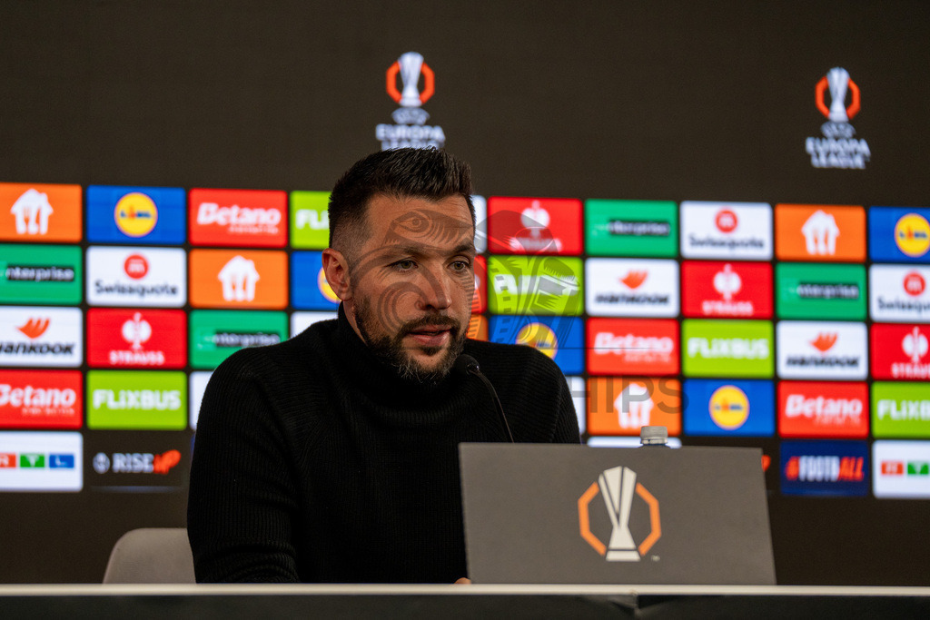 VfB Stuttgart vs. FC Porto, Fussball, Europa League, Achtelfinale, Hinspiel, 12.03.2026 | Francesco Farioli (Trainer FC Porto) bei der Pressekonferenz,VfB Stuttgart vs. FC Porto, Fussball, Europa League, Achtelfinale, Hinspiel, 12.03.2026Foto: photosbyphips/Philip Ziegler