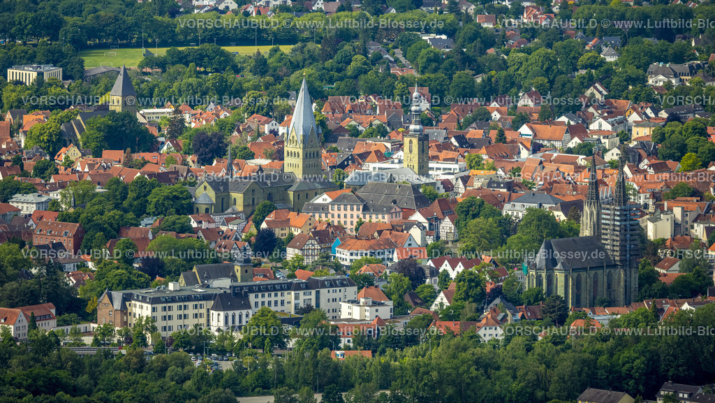 Soest220600218 | Luftbild, Altstadt mit (von links) Sankt Pauli Kirche, St. Patrokli-Dom, St. Petri Alde Kerke und evang. Kirche Sankt Maria zur Wiese (Wiesenkirche), Walburger, Soest, Soester Boerde, Nordrhein-Westfalen, Deutschland