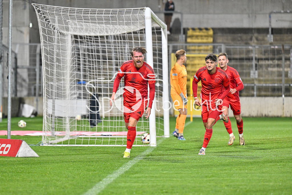 FC Bayern Amateure - SpVgg Greuther Fürth II | Jubel nach dem Treffer zum 1-0 durch Steve BREITKREUZ (FC Bayern München II #5) / Tor / Freude / Torschuetze / Regionalliga Bayern: FC Bayern Muenchen II - SpVgg Greuther Fuerth II, Gruenwalder Stadion am am 29.10.2024