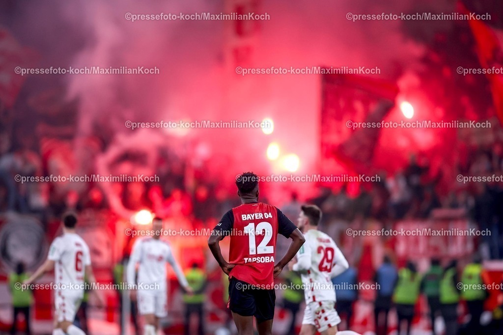 DFB05022501048 | 05.02.2025, Fußball, DFB-Pokal Viertelfinale, Bayer 04 Leverkusen - 1.FC Köln, BayArena, Saison 2024 2025: Edmond Tapsoba (Bayer04 Leverkusen #12) steht enttäuscht auf dem Spielfeld nach dem 1:0 durch Torschütze Damion Downs (FC Köln #42) DFB regulations prohibit any use of photographs as image sequences and or quasi-video.