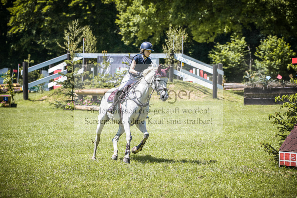 DOS_5783 | Entdecke hochwertige Reitturnierfotos von Foto Oger. Professionell, emotional und authentisch – jetzt Lieblingsmomente im Shop bestellen.Deutschlandweite Turnierfotografie. - Realisiert mit Pictrs.com