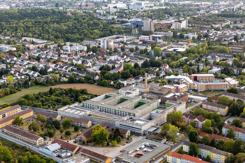 Luftbild: Justizvollzugsanstalt Frankfurt II im Ortsteil Preungesheim in Frankfurt im Bundesland Hessen in Deutschland. Foto: IMG_117662.jpg vom 10.09.2019 durch Werner Riehm/FLY-FOTO.de