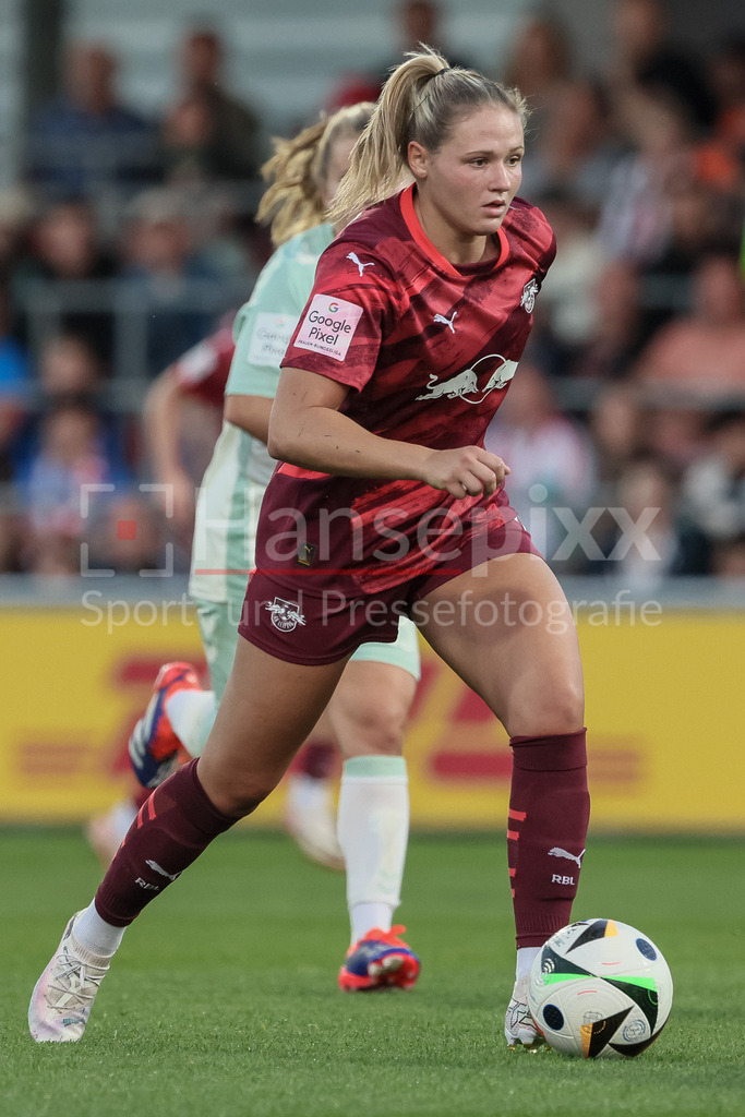 Fussball, Google Pixel Frauen-Bundesliga, RB Leipzig - SV Werder Bremen | v.li.: Marleen Schimmer (RB Leipzig, 14) am Ball, Einzelbild, Ganzkörper, Aktion, Action, Spielszene, DIE DFB-RICHTLINIEN UNTERSAGEN JEGLICHE NUTZUNG VON FOTOS ALS SEQUENZBILDER UND/ODER VIDEOÄHNLICHE FOTOSTRECKEN. DFB REGULATIONS PROHIBIT ANY USE OF PHOTOGRAPHS AS IMAGE SEQUENCES AND/OR QUASI-VIDEO.