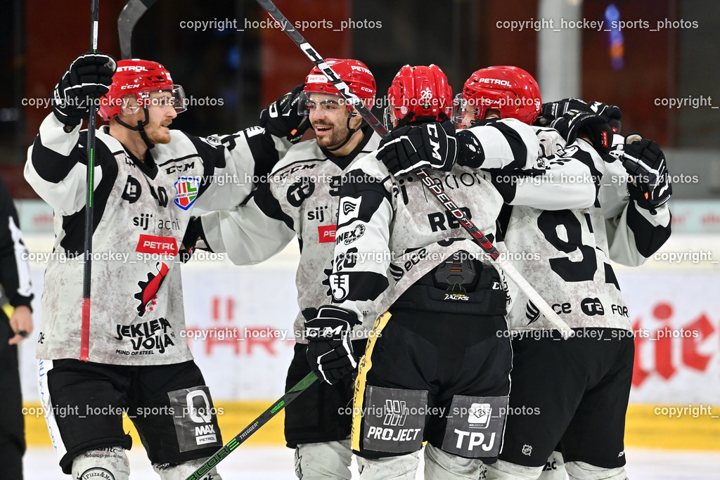 EK Zeller Eisbären vs. HDD Jesenice 1.10.2022 | Jubel HDD Jesenice Mannschaft, #40 Blomberg Niki, #97 Ulamec Luka