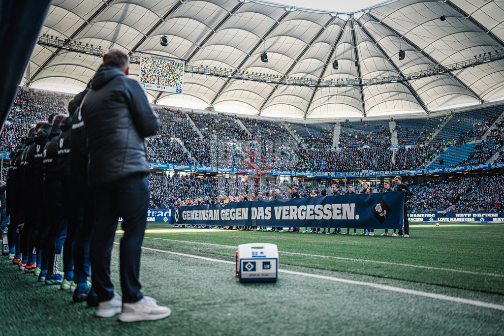 Fußball | Männer | Saison 2023/2024 | 2. Fußball-Bundesliga | 19. Spieltag | Hamburger SV vs. Karlsruher SC | 28.01.2024 | Die Teams versammeln sich vor dem Spiel gemeinsam hinter dem Banner mit der Aufschrift 'Gemeinsam gegen das Vergessen'