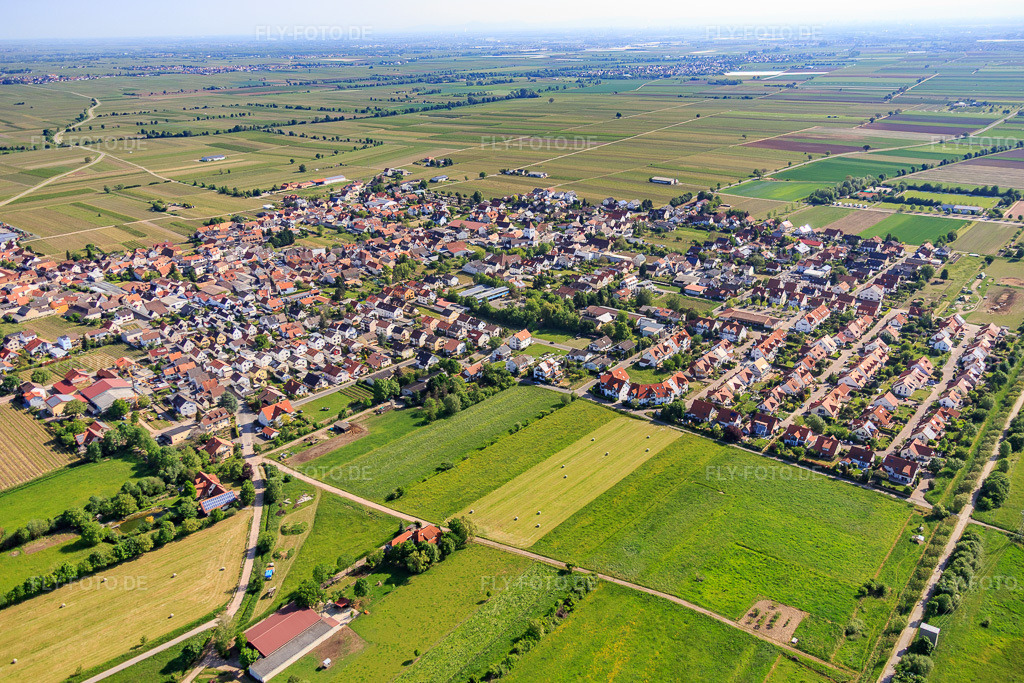 Luftbild: Dorfansicht aus Südwesten in Niederkirchen bei Deidesheim im Bundesland Rheinland-Pfalz in Deutschland. Foto: IMG_078688.jpg vom 13.05.2015 durch Werner Riehm/FLY-FOTO.de