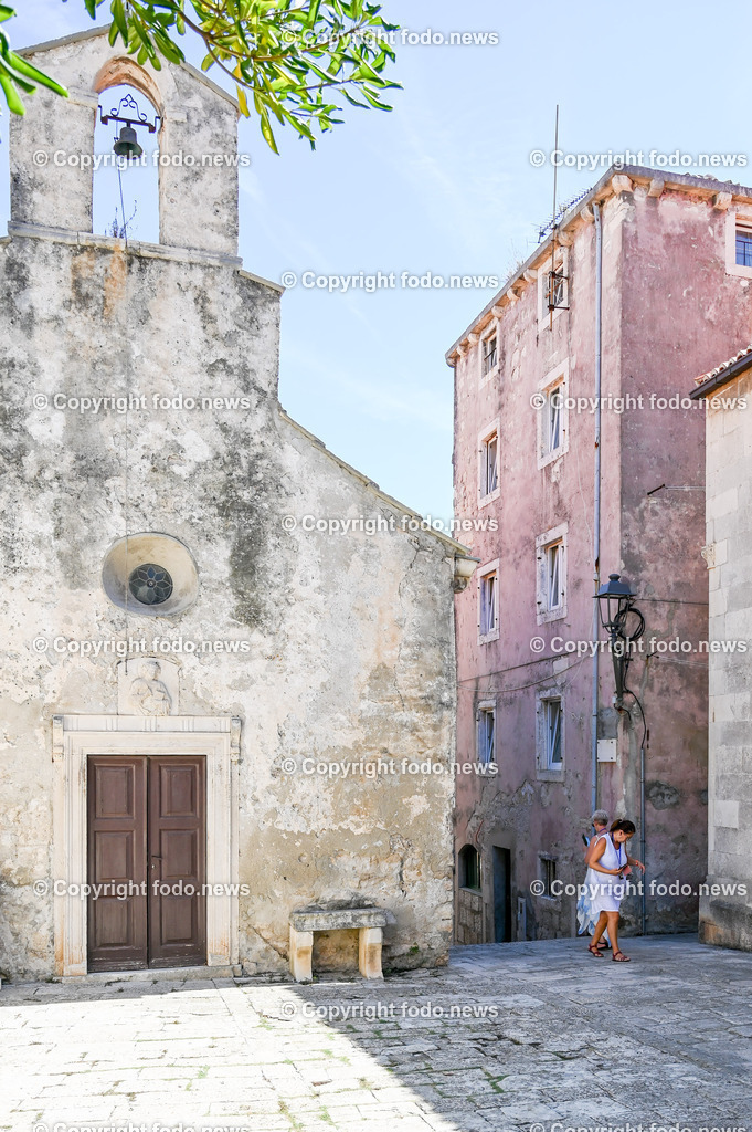 Kroatien_ Korcula_ Insel in Sueddalmatien_ Korcula Stadt_ 13.09.2024-185 | 13.09.2024, Kroatien, HRV, Korcula, Insel in Sueddalmatien, Korcula Stadt im Bild Hafen, Hafenansichten, Boot, Boote, Schiff, Schiffe, Gebauede, Adria, Meer, Stadtansichten, Altstadt, Marco Polo, Museum, Touristen, Souvenier, Restaurant, KonobaKorcula - Schwarzes Korfu - benannt nach den dunklen Kiefernwaeldern, ist eine zu Kroatien gehoerende Insel in der Adria vor der Kueste Sueddalmatiens. Zugleich ist sie Teil des Dinarischen Gebirges. Quelle: Wikipedia