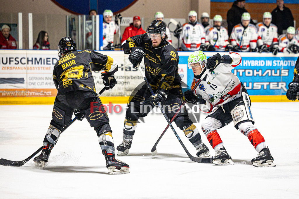 EHC Königsbrunn PINGUINE gegen TSV Peißenberg MINERS | Eishockey Bayernliga Herren Playoffs Viertelfinale 2024/25 - Spiel 5 von 7, EHC Königsbrunn PINGUINE gegen TSV Peißenberg MINERS, 20250218,Ryan MURPHY (MINERS 15) in Aktion,2025-02-18 in Königsbrunn (Eisstadion Königsbrunn)Nicolas BAUR (EHC 55), David FARNY (EHC 67), Ryan MURPHY (MINERS 15)Copyright: WolfgangxLindner foto-lindner.de