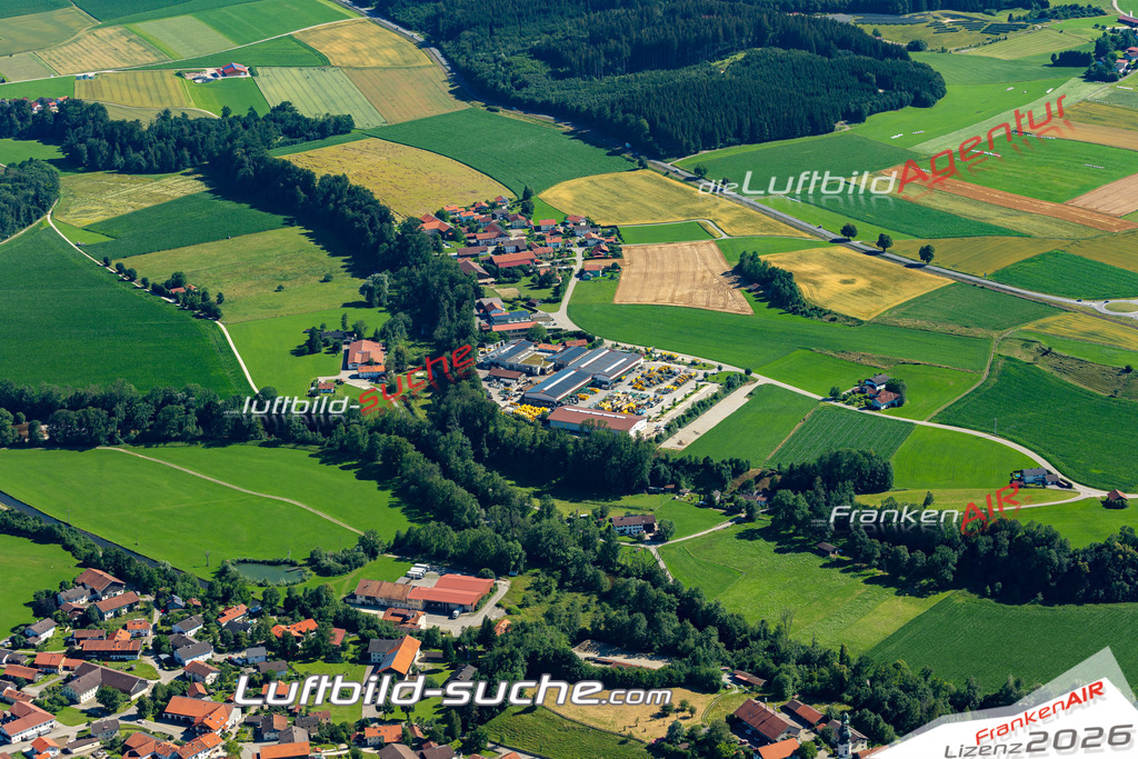Aktuelles Luftbild von Traunwalchen Traunreut - Die Luftaufnahme wurde 2022 mittels UL-Flugzeug erstellt ( keine Drohne ) - hochauflösende Kamera-Systeme von  Canon -Beste Qualität - Für grossformatige Ausdrucke geeignet. Die Geschenkidee !