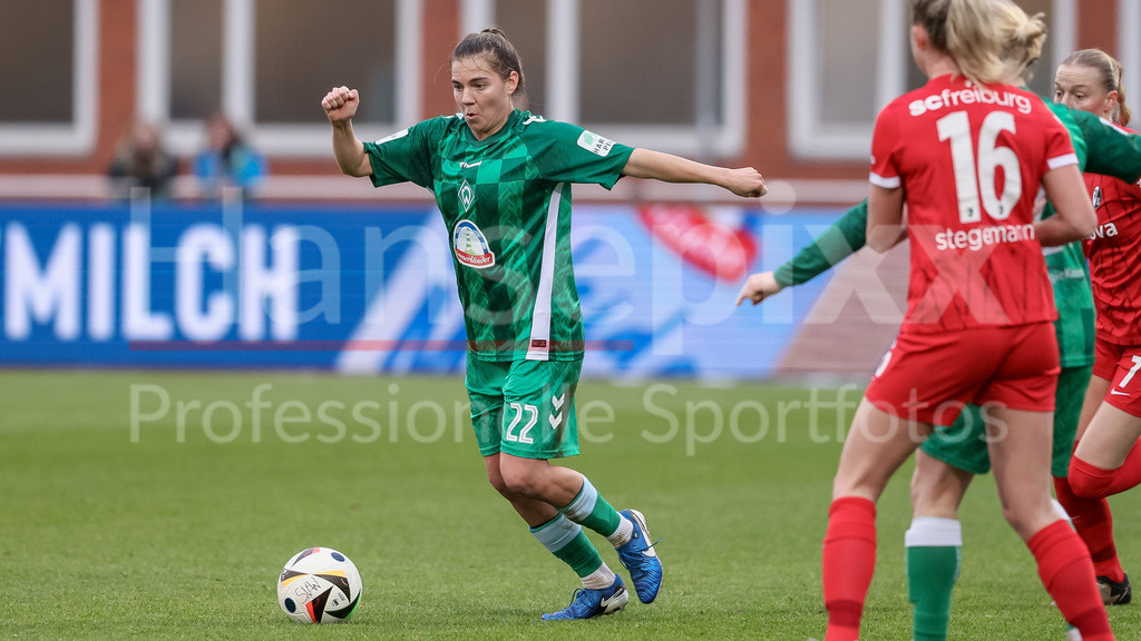Fussball, Google Pixel Frauen-Bundesliga, SV Werder Bremen - SC Freiburg | v.li.: Rieke Dieckmann (SV Werder Bremen, 22) am Ball, Einzelbild, Ganzkörper, Aktion, Action, Spielszene, DIE DFB-RICHTLINIEN UNTERSAGEN JEGLICHE NUTZUNG VON FOTOS ALS SEQUENZBILDER UND/ODER VIDEOÄHNLICHE FOTOSTRECKEN. DFB REGULATIONS PROHIBIT ANY USE OF PHOTOGRAPHS AS IMAGE SEQUENCES AND/OR QUASI-VIDEO.