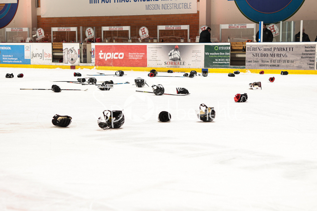 EHC Königsbrunn - TEV Miesbach | Grenzenloer Jubel beim EHC Koenigsbrunn nach dem Gewinn der Bayerliga Meisterschaft im Spiel 3 der Playoffserie gegen den TEV Miesbach / Jubel / Freude / Siegerfoto / Symbolfoto