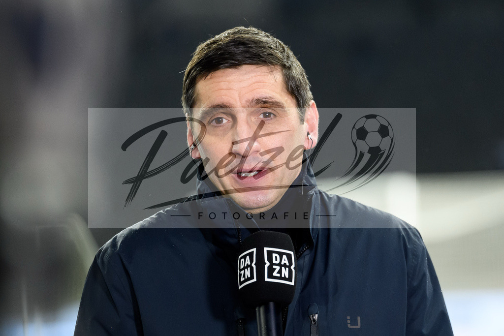 BSCRBL20220220_252 | Fussball, Herren: Trainer Tayfun Korkut (Hertha BSC) schaut bei dem Spiel der 1. Bundesliga zwischen Hertha BSC und RB Leipzig im Olypiastadion am 20.02.2022 in Berlin, Deutschland.DFB / DFL REGULATIONS PROHIBIT ANY USE OF PHOTOGRAPHS AS IMAGE SEQUENCES AND/OR QUASI-VIDEO. - Realisiert mit Pictrs.com