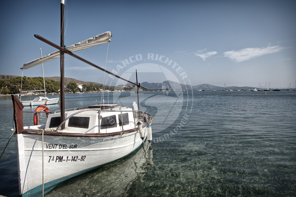 Impressionsfotografie | Bildmaterial:

Port de Pollença liegt im Nordosten der Insel an der Bucht von Pollença. Der Ort hat 5.900 Einwohner. Straßen verbinden ihn mit Pollença im Landesinneren, Alcúdia im Süden und dem Cap Formentor auf der Halbinsel Formentor. Ein Fußweg führt über einen Pass der Serra de Tramuntana nach Cala Sant Vicenç an der Nordküste der Insel.

Preis auf Anfrage. Bedingung ist die Nennung des Copyrights: Foto Marco Richter oder www.mallorco.com

für unterlassene, unvollständig, falsch platzierte oder nicht zuordnungsfähige Urhebervermerke ist für jeden Einzelfall eine Vertragsstrafe in Höhe des fünffachen Nutzungshonorars zu zahlen, vorbehaltlich weitergehender Schadensersatzansprüche.!!!Ebenso ist der Weiterverkauf des Bildmaterials an Dritte ohne ausdrückliche Genehmigung von Marco Richter (Mallorco Photography) untersagt. Diese Regelung gilt auch bei jeglicher unberechtigt (ohne Zustimmung durch den Fotograf Marco Richter (Mallorco Photography) erfolgten Nutzung, Verwendung, Wiedergabe oder Weitergabe des Bildmaterials.