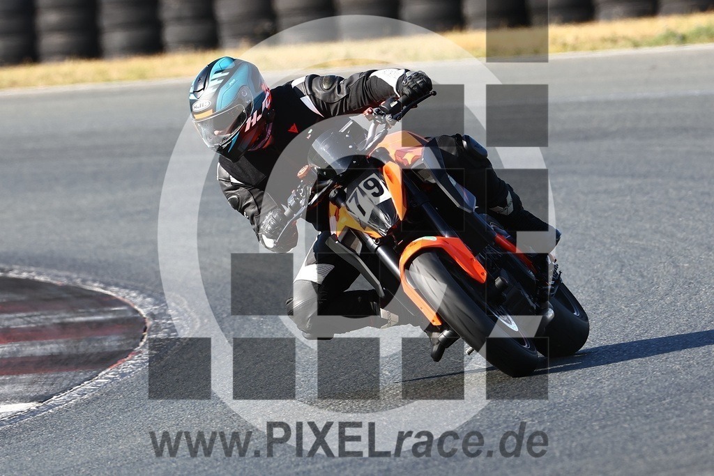 0079-20240910_05862 | Schöne Erinnerungen an spannende Momente - das festzuhalten ist unser Job. PIXELrace.de ist seit 2003 auf den Rennstrecken Europas unterwegs um die Action draußen beim Fahren und die wunderbare Stimmung imm Fahrerlager für euch einzufangen.