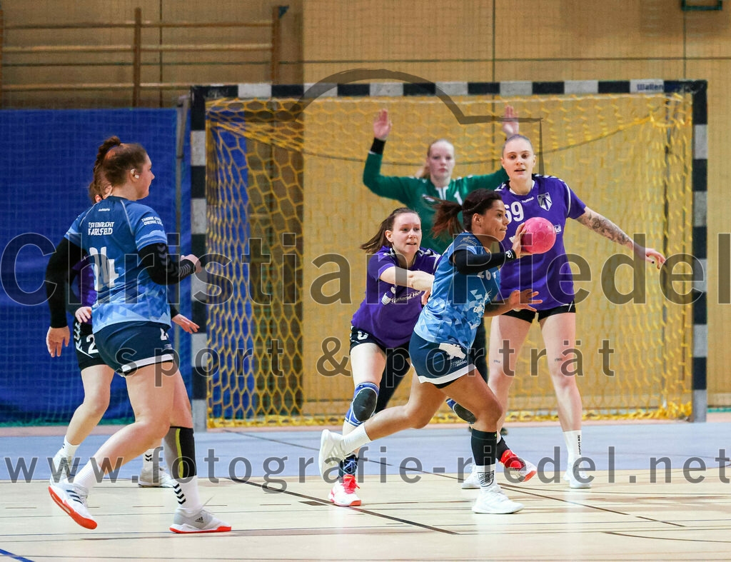 2023-01-21_028_SpVgg_Altenerding_gegen_TSV_Karlsfeld | Erding, Deutschland, 21.01.2023:
Handball, Bezirksoberliga Frauen Altbayern 2022 / 2023, 8. Spieltag, SpVgg Altenerding gegen TSV Karlsfeld, Endergebnis: 28:24

Janine Klapproth (TSV Eintracht Karlsfeld, #24), Julia Kranich (SpVgg Altenerding, #9), Laura Haitz (TSV Eintracht Karlsfeld, #26), Selina Becker (SpVgg Altenerding, #69)

Foto: Christian Riedel / fotografie-riedel.net