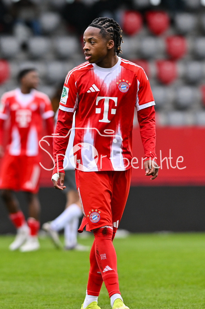 FC Bayern München - Berliner Athletik Klub | MUNICH, GERMANY - 21. FEBRUARY: im Bild Wisdom MIKE (FC Bayern München U19 11)  Einzelfoto / Freisteller während dem Spiel zwischen der U19 des FC Bayern München und der U19 des Berliner Athletik Klubs am 3. Spieltag der DFB-U19 Nachwuchsliga am FC Bayern Campus