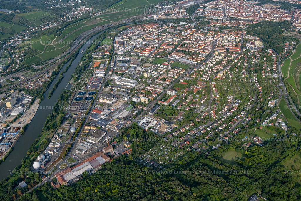 4047878 | WüRZBURG 21.08.2021 Stadtansicht am Ufer des Flußverlaufes des Main im Ortsteil Zellerau in Würzburg im Bundesland Bayern, Deutschland. // City view on the river bank of the Main river in the district Zellerau in Wuerzburg in the state Bavaria, Germany. Foto: Gerhard Launer