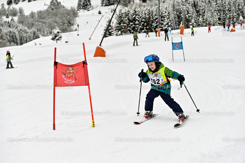 SRF_20.02.2026_0893 | Skirennfotos,Serfaus,Fiss,Ladis,Kinderskirennen,Winter,Tirol,Oberland,skirace,SFL,feelfree,weil wir's genießen,ski,Ski,skifahren,Sonnenplateau, - Realisiert mit Pictrs.com