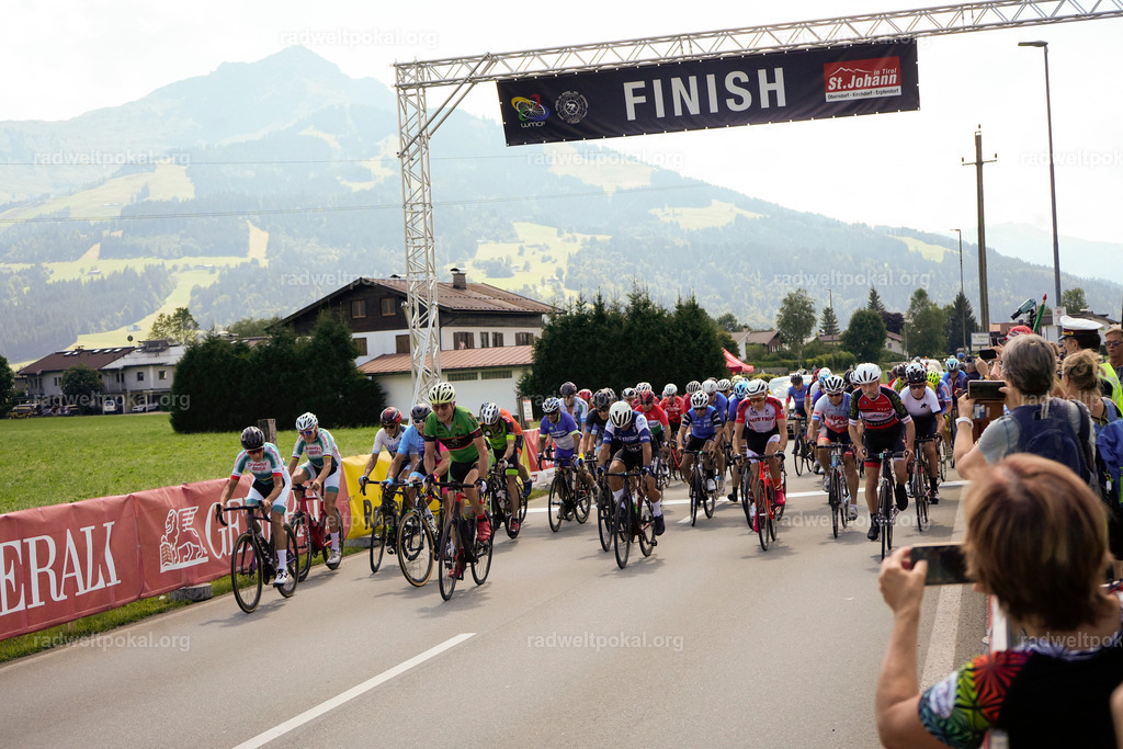 497_20230817_Bewerb_Maenner_Muehlanger | AUT - OESTERREICH, 2023-08-16: SPORT RENNRAD-FAHREN - 55. INTERNATIONALER RADWELTPOKAL IN ST. JOHANN IN TIROL  - Vintage-Radrennen mit WM-Bronze-Medaillen-Siegerin Christina Schweinberger, den Teilnehmer und Alexander Baumann (vom Orginastions-Team) - TAG 2 BEWERB MAENNER IN SECHS GRUPPEN  ; Foto: Roland Muehlanger
