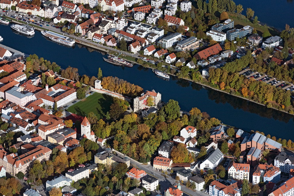 dr__0038721.jpg | REGENSBURG 23.10.2023 Stadtzentrum im Innenstadtbereich am Ufer des Flußverlaufes Donau an der Straße Donaulände in Regensburg im Bundesland Bayern, Deutschland. // City center in the downtown area on the banks of river course Danube on street Donaulaende in Regensburg in the state Bavaria, Germany. Foto: Daniel Reiter