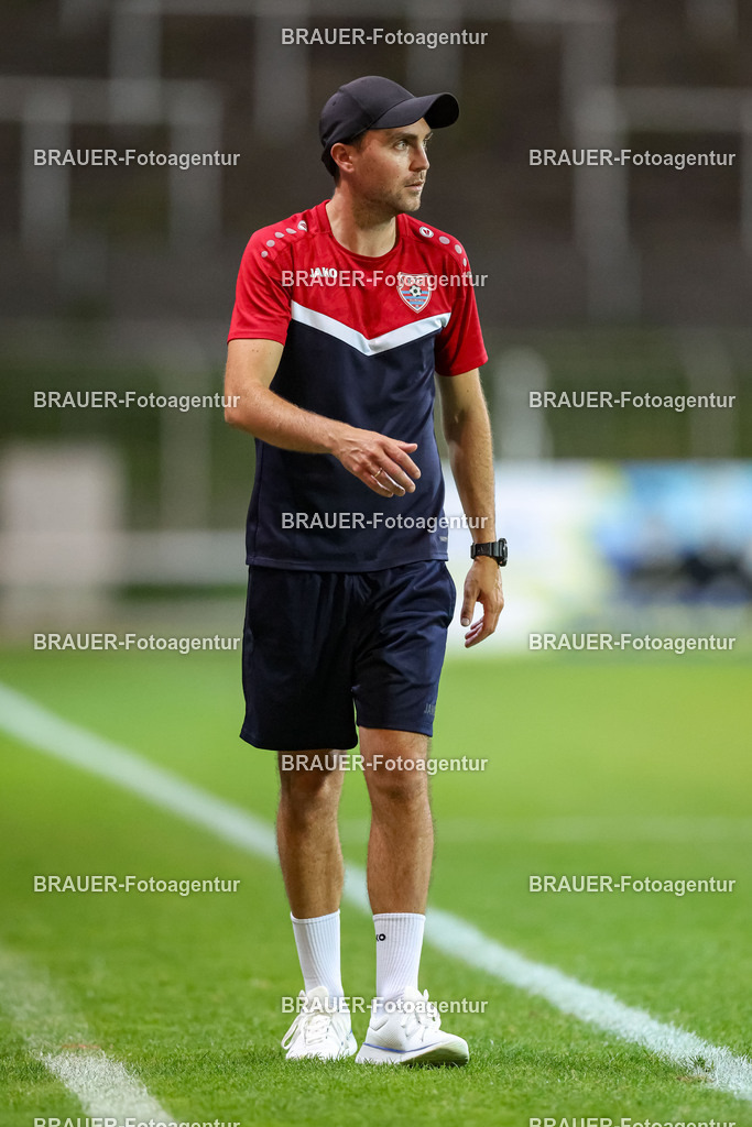 SB_KFCBAU_20250815_5290.JPG -  - KFC Uerdingen - SF Baumberg - Oberliga Niederrhein | Krefeld, Deutschland, 15.08.25: Trainer Julian Stöhr (KFC Uerdingen) schaut während des Oberliga Niederrhein Spiels zwischen KFC Uerdingen - SF Baumberg in der Grotenburg Stadion am 15. August 2025 in Krefeld, Deutschland. (Foto von Stefan Brauer/Brauer-Fotoagentur)