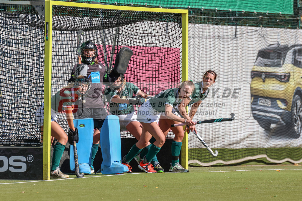 MJ_2022-10-08_Damen_HTCU-UHC-38 | Finja Stark (Uhlenhorst Mülheim #9), Maike Scheuer (Uhlenhorst Mülheim #48) &amp; Melanie Terber (Uhlenhorst Mülheim #22), Uhlenhorst Mülheim - UHC Hamburg am 8.10.2022 im Waldstadion, Mülheim a. d. Ruhr