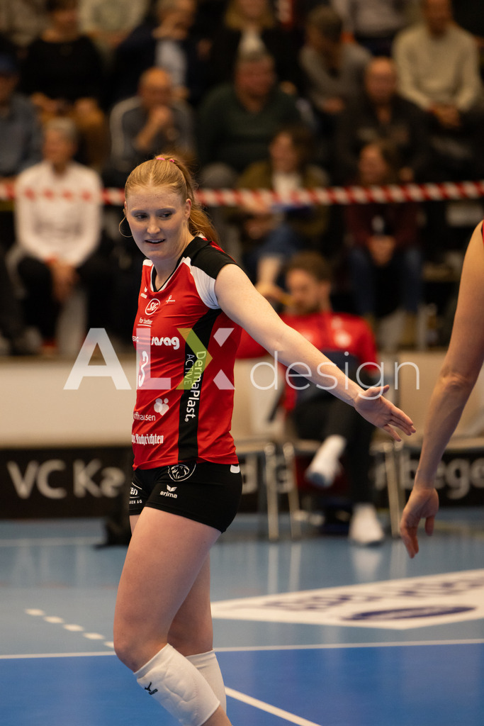 Volleyball I Frauen I Saison 2025-2026 I CEV Volleyball Challenge Cup 2026 | Women I 16th Finals I VC Kanti Schaffhausen - TJ Ostrava I 03.12.2025 | VC Kanti Schaffhausen - 3 Sydney Cole (USA) – Pass / Zuspiel - Realisiert mit Pictrs.com